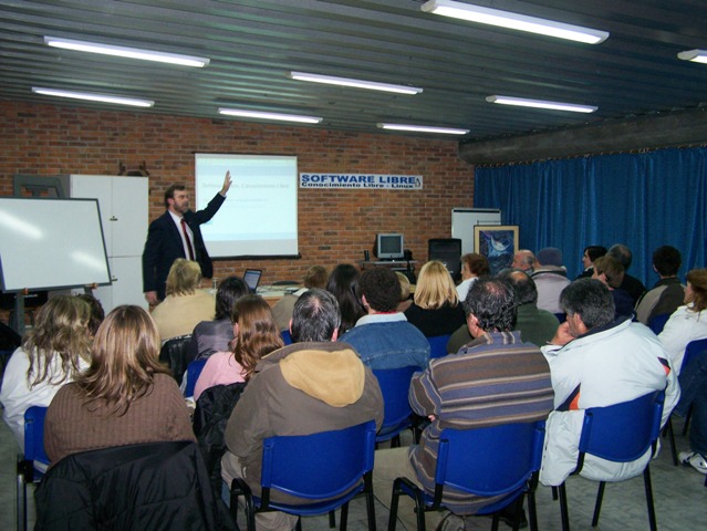 Momento de la charla en Carmelo
